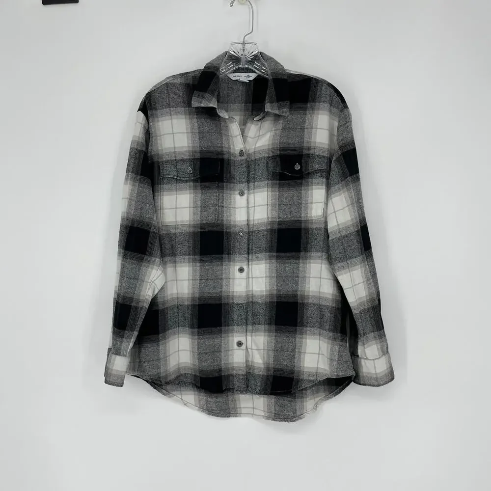Old Navy The Boyfriend Button Down Shirt Size Medium